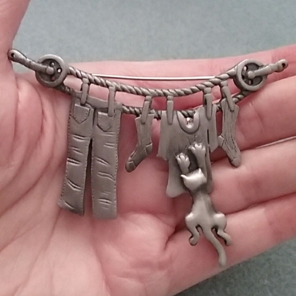 🍁3/$25 👉*VINTAGE* KITTY CAT SWINGING CLOTHESLINE PIN~ PEWTER - Picture 4 of 5
